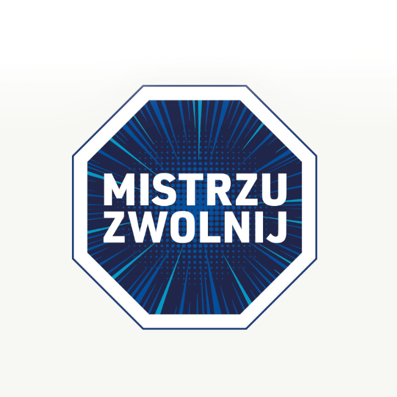 Dziewczynka w rolkach i kasku stojąca pod kloszem