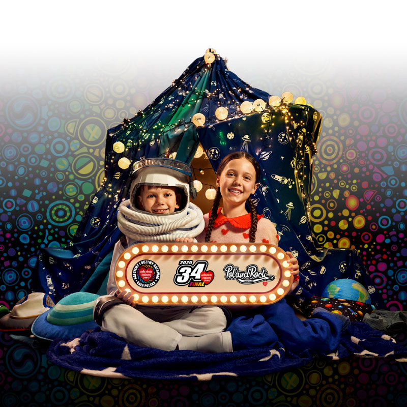 Dziewczynka klęcząca w łazience przy przeciekającej rurze pod umywalką